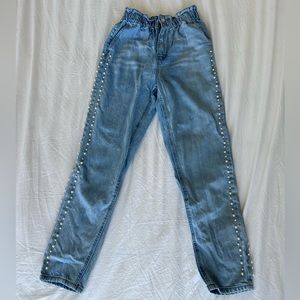 High waisted blue jeans with pearls on the side